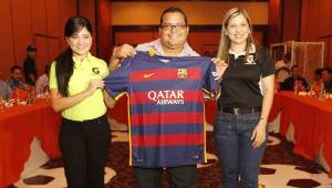 Melissa Villegas, gerente de marca de Gatorade, le entrega a Boris Rivas esta camisa del Barcelona que se ganó. FOTO: Delmer Martínez.