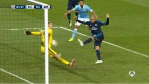 Momento en que Joe Hart estiró su cuerpo y Pepe no pudo anotar ante la gran atajada del inglés.