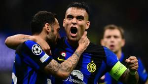 Lautaro Martínez festejando con Calhanoglu el tanto que marcó el turco para el triunfo del Inter.