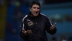 Héctor Vargas vivió intensamente el duelo que su equipo Olimpia venció 1-0 a Marathón en el Morazán.