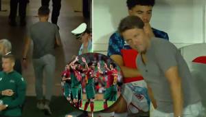 El técnico de Luxemburgo, Luc Holtz, no podía seguir viendo la goleada que estraba sufriendo ante Portugal.