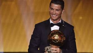 Criustiano Ronaldo luce sonriente tras ganar su tercer Balón de Oro.