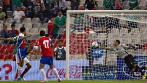 Keylor Navas evita un gol durante la última presentación de Costa Rica en el estadio Azteca.