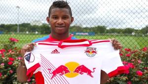 El defensor posó con la camiseta del New York Red Bull a su llegada.