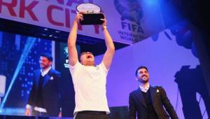 Mohamad Al-Bacha, de Dinamarca, se coronó campeón de la FIFA Interactive World Cup (FIWC). FOTO: Getty.