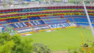 Las fuertes lluvias han afectado el terreno de juego del estadio Cuscatlán, sede del juego eliminatorio entre El Salvador y México.