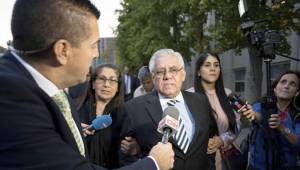 El dirigente habla con un grupo de periodistas a su salida de una audiencia judicial. (Foto: AFP).