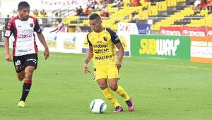 Pemberton (Amarillo) ha jugado en Costa Rica con Limón, Alajuelense y Liberia. Foto: Diario Extra.