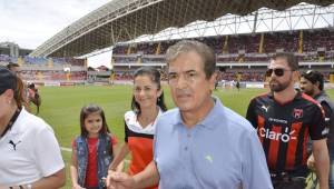 Jorge Luis Pinto disfrutó del homenaje en el estadio nacional de Costa Rica.