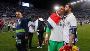Keylor Navas celebró el título con la bandera de Costa Rica, Sergio Ramos besó al tico tras el juego. (Foto: EFE).