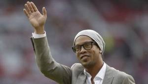 Ronaldinho tiene un premio que muchos quieren ganar, estar en su casa en Río de Janeiro.