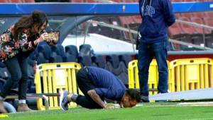 Dani Alves besó el escudo que está en el terreno de juego del estadio Camp Nou.