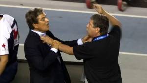 Jorge Luis Pinto y Hernán 'Bolillo' Gómez protagonizaron una pelea en el juego de Honduras y Panamá por la Copa Centroamericana.