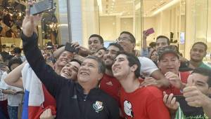 'Bolillo' Gómez ha disfrutado a lo grande con la afición panameña la clasificación de los canaleros al mundial. (Foto: AFP)