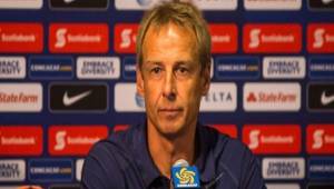 El alemán Jurguen Klinsmann ratificó su puesto en la selección de los Estados Unidos tras ser vinculado con Inglaterra.
