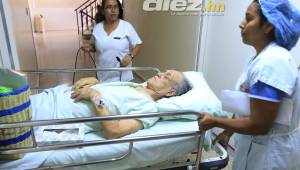Instantes en que Chelato Uclés está siendo trasladado de cuidados intensivos a una sala normal. FOTO Ronal Aceituno