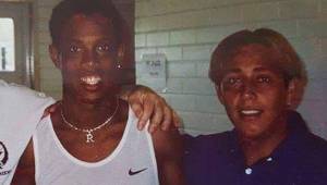 La famosa fotografía de Víctor 'El pega' Dubón con el astro brasileño Ronaldinho. (Foto: Víctor Merino Dubón)