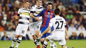 Messi tratando de superar a los defensas alemanes este martes en el Camp Nou.