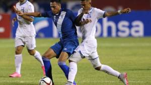 Honduras ya ha jugado amistosos contra Guatemala ahora que es dirigida por Jorge Luis Pinto. En la acción Carlos Discua marca a Gerson Tinoco.