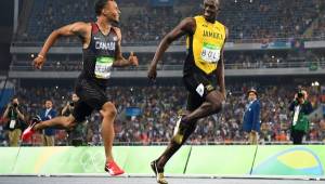 El jamaiquino Usain Bolt y el canadiense Andre de Grasse cruzaron la línea de meta en semifinal de 200 metros entre risas y bromeando.