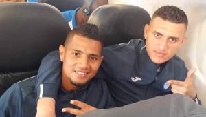 Bryan García y Harold Fonseca en el avión que los traslada a Panamá, de ahí saldrán a Río de Janeiro.