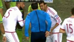 Víctor Bernárdez intentó quitar el pie, pero terminó impactando en la pierna de Michael Azira y el árbitro le mostró la roja directa.