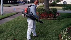 Jonathan Reyes ahora trabaja podando jardines en Estados Unidos luego de no haber tenido suerte en el fútbol, también trabaja reparando casas.