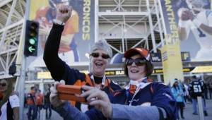 Gran ambiente se vive en las afueras del Levi's Stadium, en San Francisco.