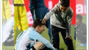 Los niños chilenos se metieron al campo y se fueron a poner al lado de Messi para consolarlo.