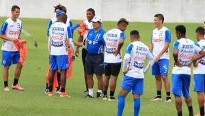 La Selección de Honduras no realizó reconocimiento de cancha del estadio Azteca, en su lugar analizaron videos del rival. Foto Ronald Aceituno