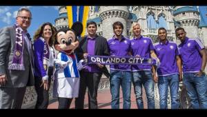 El hondureño Bryan Róchez asistió junto a Kaká y otros jugadores del Orlando City a la presentación de Walt Disney, nuevo patrocinador. Foto @OlandoCitySC