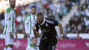 Karim Benzema le dio el empate a Real Madrid en su visita al Córdoba. (EFE)