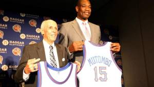 Dick Bavetta y Dikembe Mutombo posan al recibir su entrada al prestigioso salón de la fama de la NBA.
