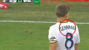 Steven Gerrard vistió en el clásico ante San José una camisa con un error.