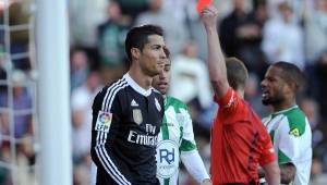 Cristiano Ronaldo al momento de recibir la tarjeta roja en el partido ante el Córdoba.