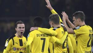 Jugadores del Dortmund celebran la clasificación a la siguiente ronda de la Copa.