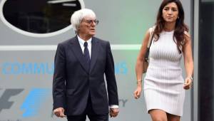 Bernie Ecclestone, el británico millonario de la Fórmula Uno, junto a su esposa Fabiana Flosi, quien su madre fue secuestrada en Brasil.