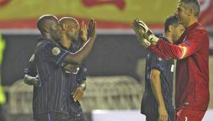Suazo celebrando uno de sus tres goles el juego pasado con Francesco Toldo.