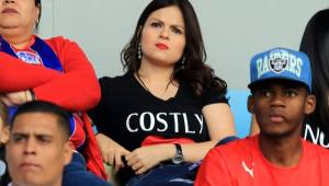 Tita Torres estuvo presente en el estadio Nacional de Tegucigalpa apoyando a Carlo Costly con el Olimpia.