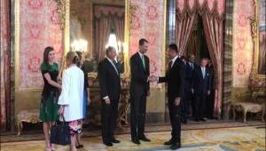 Keylor Navas saluda a los reyes de España y a Luis Guillermo Solís durante el inicio del almuerzo promovido por la corona.