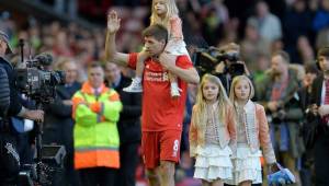 Steven Gerrard paseó por Anfiel Road junto a sus tres hijas.