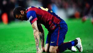 Dani Alves cometió un grave error defensivo que le costó un gol al Barcelona.