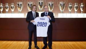 Florentino Pérez junto a Modric tras firmar el contrato de renovación de contrato. Foto tomada del Twitter del Real Madrid.