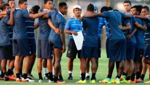 Tras la aplastante derrota 6-0 ante Brasil, el técnico de Honduras Jorge Luis Pinto sostuvo una charla de más de una hora con sus jugadores previo al entreno de este jueves. Foto Juan Salgado