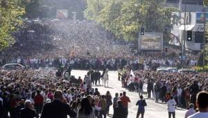 Aficionados esperaron el autobús del Real Madrid para mostrarle el apoyo total.