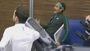 Momento en que Federer se sorprende por el gran punto de Sharapova.