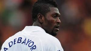 El delantero togolés del Tottenham relató su difícil vida que tenía con sus hermanos.