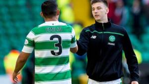 El lateral Kieran Tierney saludando a Emilio Izaguirre en uno de los partidos que disputaron la temporada pasada con el Celtic de Escocia. Foto Cortesía