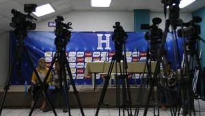 Los periodistas deportivos que cubren la Selección de Honduras se quedaron sin poder hacer imágenes de la práctica de este miércoles. Foto Delmer Martínez
