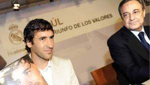 Raúl González durante la presentación de su libro en la que ha contado con el apoyo de Florentino.